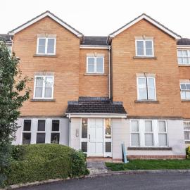Thorley Apartment in North Swindon, Sleeps 4 in 2 bedrooms, Long Stay Disc, Parking