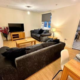 17 FWC 2 Bedroom Apartment, Central Swindon, Secure Parking, Sleeps 5