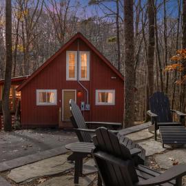 Fireplace, Fire Pit, Deck, WiFi & Pool Access โรงแรมในHedgesville