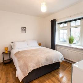Green Road, Long Stay Disc, Parking, Sleeps 7, 3 Bedrooms, hotel in Swindon