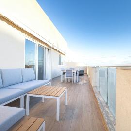 Luxurious & Spacious 2BD Penthouse with Large Terrace & Jacuzzi at The Podium - Yacht Marina Area, Close to Valletta, hotel em Msida