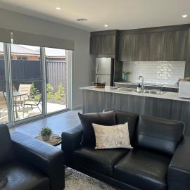 Lbarza Brand New Stylish 2BR Townhouse in Kialla, hotel a Kialla