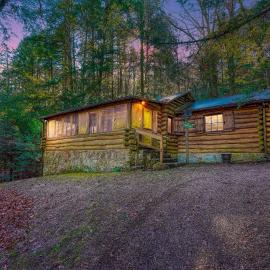 Russell Cabin, hotel u gradu 'Logan'