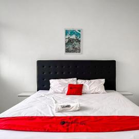 RedDoorz Syariah at Neu Hostel Cisarua Lembang, hotell i Lembang