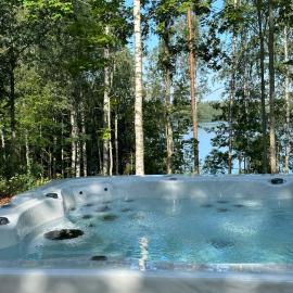 Elegant Lakeside House with Sauna & Jacuzzi, hotel a Lohja