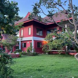 Baan Plumeria บ้านภูมิเรีย, hotell i Phetchaburi