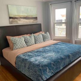 86B King Bed - Steps to Victoria Row, hotel in Charlottetown