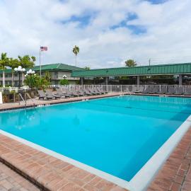 All-New, Heated Pool, Tiki Bar & Grill, Great Wifi, hotel in Sarasota