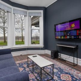 Flats on Front - Riverfront Gem Fast Wi-Fi 1F