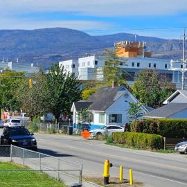 1 block to Kelowna General Hospital 2 blocks to Beach 1km to OUC 1km to Downtown Kelowna 20min to YLW
