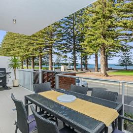 Luxury beachfront apartment at The Breeze - Free Wifi, hotel in Victor Harbor