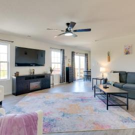 2 Mi to Dtwn Fulton: 'Meadowlark' Home w/ Deck!, Hotel in Fulton