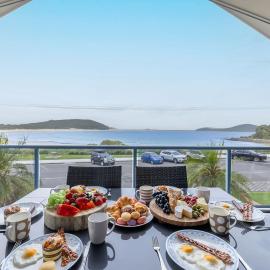 Tah Villa 1, 68 Marine Dr - stunning views, linen and air con