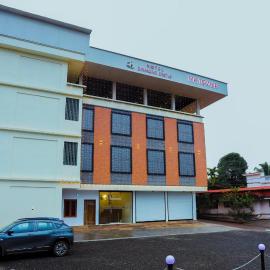 Hotel Diamond Castle، فندق في Manjeri