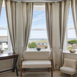 Modern Apartment Private Parking Walk to Beach
