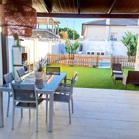 Chalet con jardin privado y piscina para disfrutar con la familia y amigos, hotel v mestu Punta Umbría