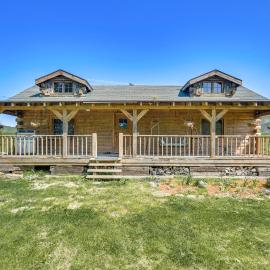 Bellevue Log Cabin w/ Gas Grill & Creek Access, hotel a Bellevue