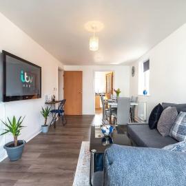Large flat in Ashford near outlets and Ashford train station