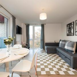 Top Floor Apartment 2 Mins to Train Station, Near London Museum - Pass the Keys