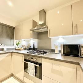 Large Ashford home just off M20 with parking, sleeps 7