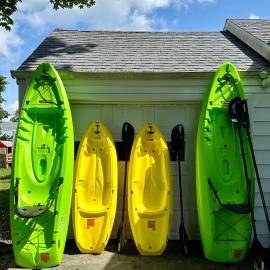 Lucky 8 Camp Cozy Coastal Retreat with Hidey Hole & Family Charm, hotel a Waterford