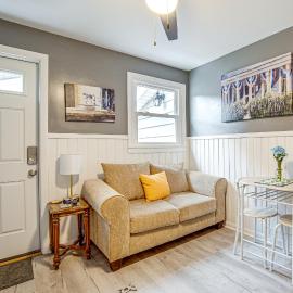 Charming Geneva Vacation Rental ~ 5 Mi to Lake!, hotel in Geneva