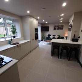 New Stylish 4-Bed-WiFi-Free Parking, hotel in Leamington Spa