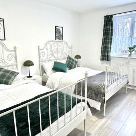 4 Bathrooms and Toilets and 4 Bedrooms Entire House Sleeps 11 Driveway Parking near Coventry University and City Centre, viešbutis Koventryje