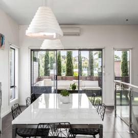 Stylish getaway near beach with stunning sunsets, hotel i St Leonards