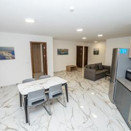 Modern 2-Bedroom Apartment with Terrace - by HostMT