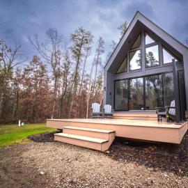 Gorgeous Modern Chalet In The Woods, hotel in Wellston