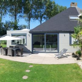 Holiday cottage with sauna in Zeeland, hotel in Stavenisse
