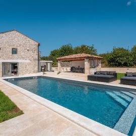 Beeindruckende Steinfinca mit privatem Salzwasserpool, Panoramablick aufs Meer, Grill