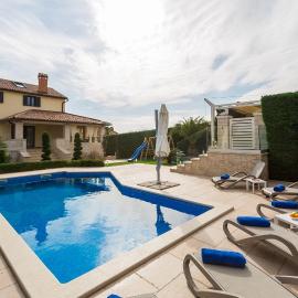 Atemberaubende Villa mit Pool, Jacuzzi, Sauna, Panoramablick, eigener Taverne, Spielplatz, Kamin, hotel din Kaštelir