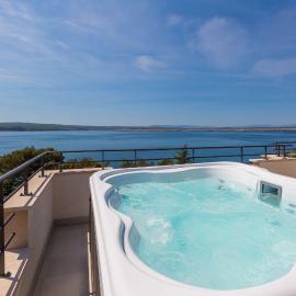 Traumhaftes Apartment nur 100 Meter zum Strand mit Sauna, Jacuzzi, Meerblick, ξενοδοχείο σε Dramalj