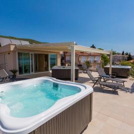 Beeindruckendes Apartment nur 100 Meter zum Strand mit Jacuzzi, Sauna, Meerblick, WiFi, отель в Драмале