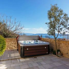 Faszinierendes Ferienhaus nur 500 Meter zum Strand mit Meerblick, Whirlpool, Grill, hotel i Dramalj