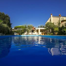 Charmantes Apartment nur 400 Meter zum Strand mit grossem Pool, privater Terrasse, Grill, Liegen