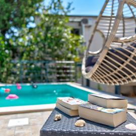 Modernes Apartment nur 150 Meter zum Strand mit Pool, Jacuzzi, Meerblick, Billard, hotel in Dramalj