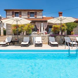Faszinierende Villa mit 4 Bikes, Privatpool, Panoramablick, BBQ-Bereich, Waschmaschine