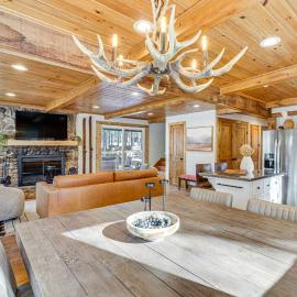 Hot Tub + Fireplace: Cozy Angel Fire A-Frame Cabin, hotel u gradu Angel Fire