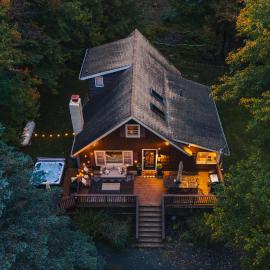 Family Pocono Gem by the lake with private sauna, hot tub, and huge game room, hotel i Arrowhead Lake