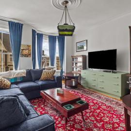 Elegant Victoria 2BR 15BA & Private Yard