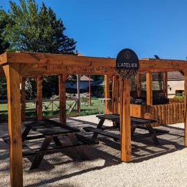 Camping Le Village Des Sources, hotelli kohteessa Ceilhes-et-Rocozels