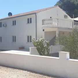 Apartments Teo، فندق في سريما