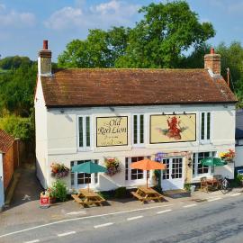 The Old Red Lion, מלון בטאים