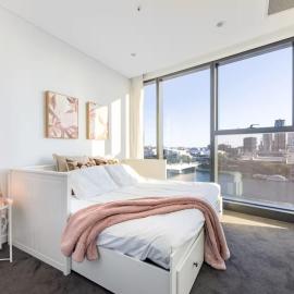 Riverfront 2 Bedroom Apt in Brisbane City with Parking