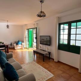 Apartment Sonrisa - spacious two bedroom apartment, hotel di Costa Teguise