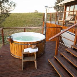 Sunvale Stunning Wilderness Luxury Lodge with Woodfire Heated Spa, hotel v destinácii Capertee