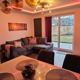 Jasmin's House, 2 bedroom, Private Parking, hotel v destinaci Northampton